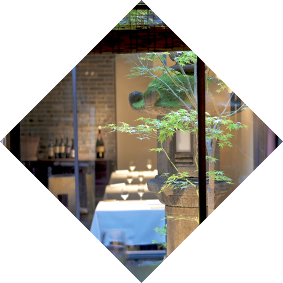 和の趣ある庭から見た店内