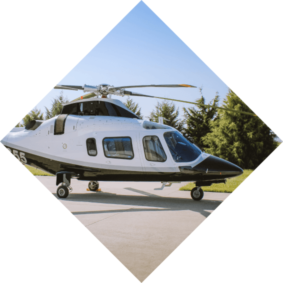 白と黒で塗装されたヘリコプター